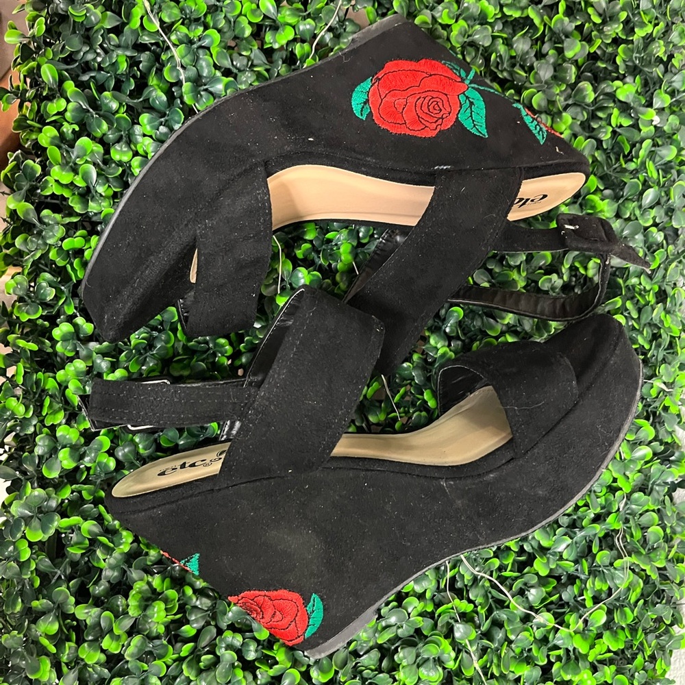 Rue 21 Rose wedges